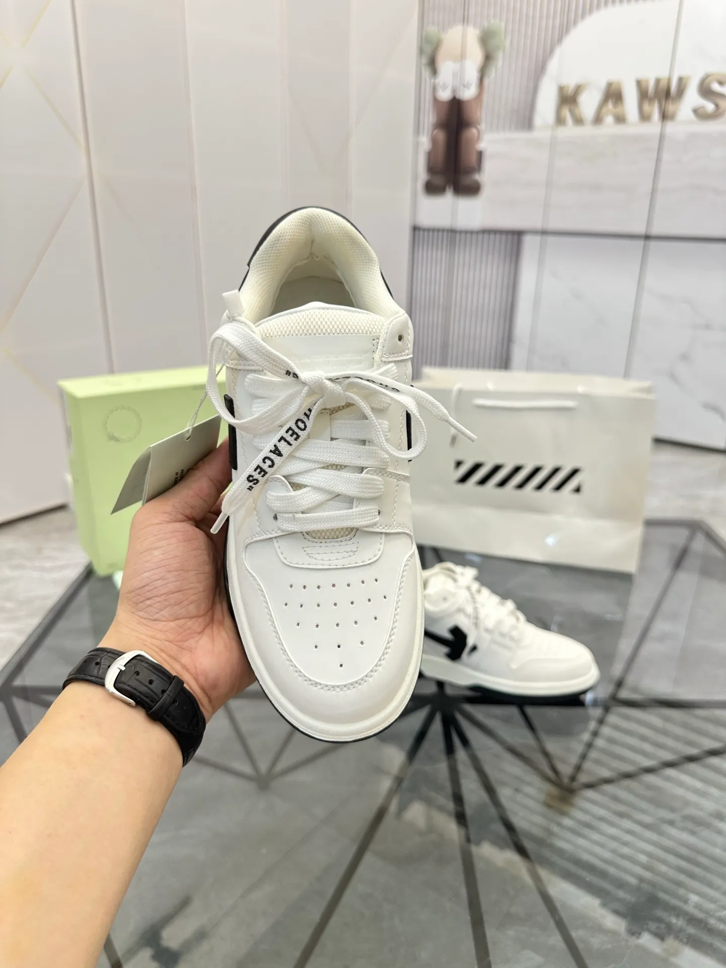 Selling men's shoes 💰: 💰P560¥ High-end top quality (leather buckle plus 10) Product trademark: OFF WHITE * "OFF WHITE*" low-top casual shoes Regular size: 35-45 (can be customized to 46) Couple style Product material: imported first-layer cowhide leather upper, breathable lining, original outsole. No.: H203